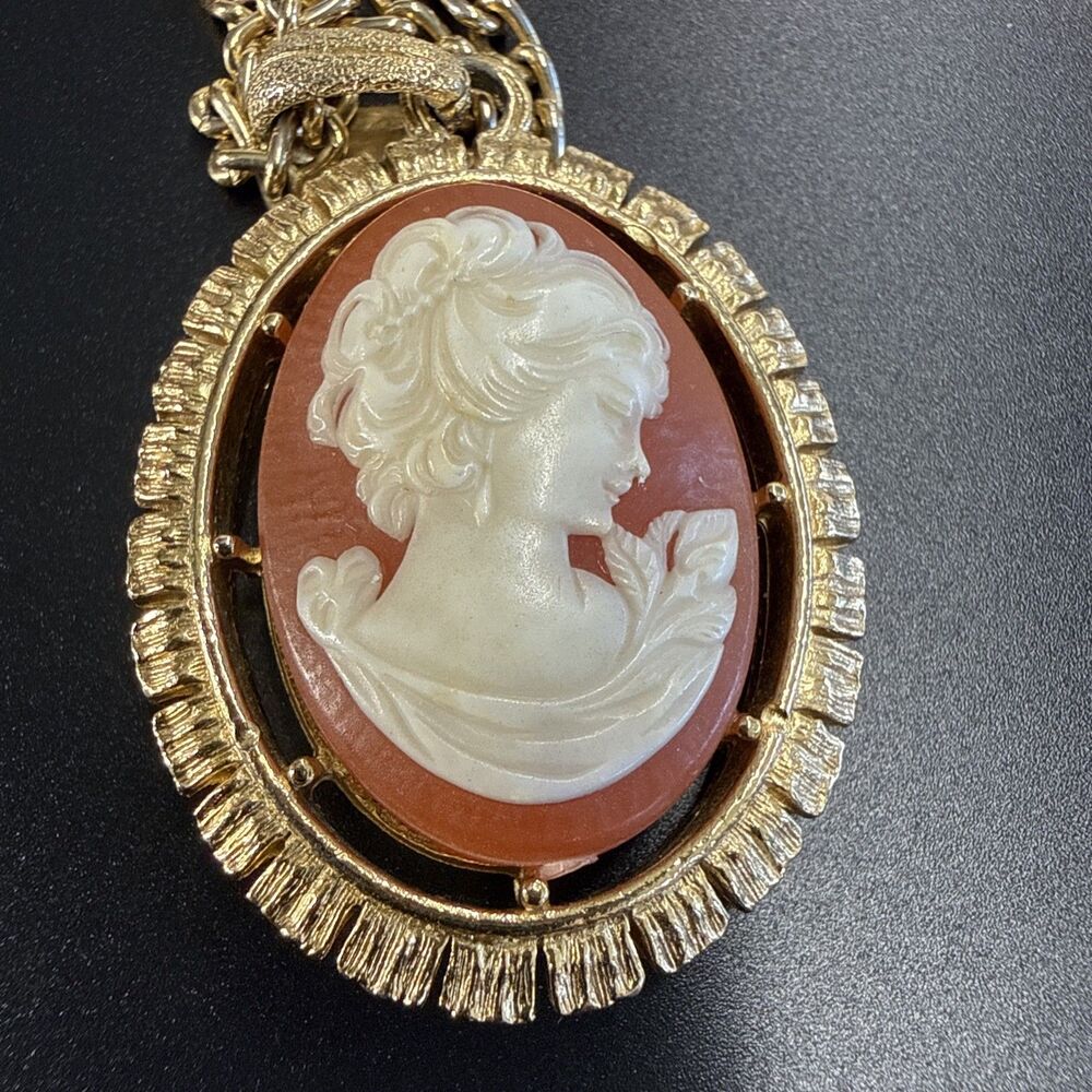 Vintage 70s Avon Reversible Cameo Pendant Necklace Gold Tone Floral/Fleur de Lis